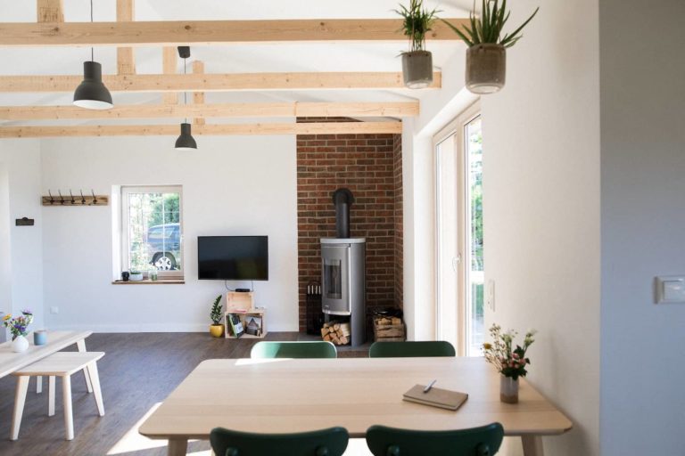 Lytte Hytte | Ferienhaus Wingst 6 Esstisch Lytte Hytte Ferienhaus Wingst 768x512