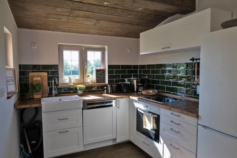 Küche Lytte Hytte Ferienhaus Wingst 768x512