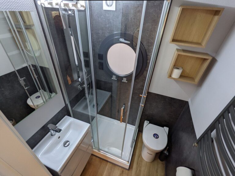 Hausboot 'Dragonfly' 11 Bad 1 768x576