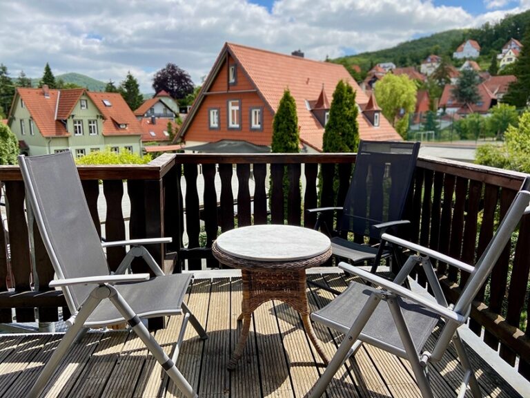 Ferienwohnung Kniep 3 Balkon Schlossblick 1 klein.jpg nggid0256 ngg0dyn 850x638 00f0w010c010r110f110r010t010 768x576