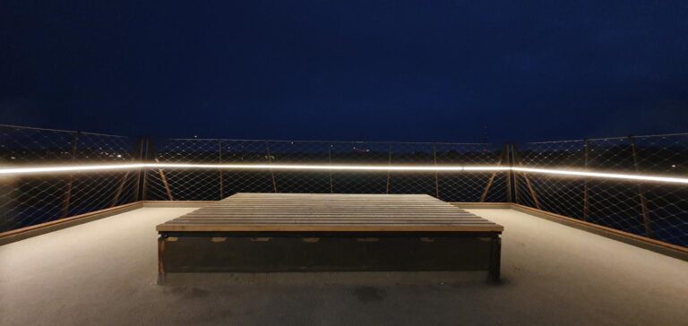 LED-Handrail 8 led handrail safe plattform niroxx lux glender 768x364