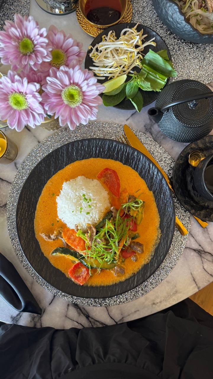 Eclipse Bar & Lounge – Krypto-freundliche Fusion-Bar in Zürich 14 Thai Red Curry Rind