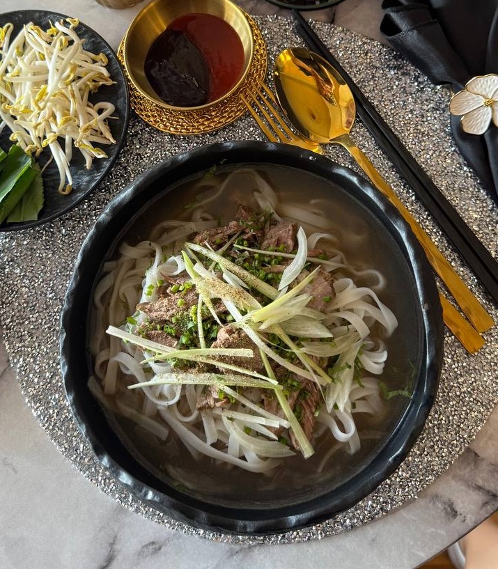 Eclipse Bar & Lounge – Krypto-freundliche Fusion-Bar in Zürich 17 Vietnamesische Pho Rind uber